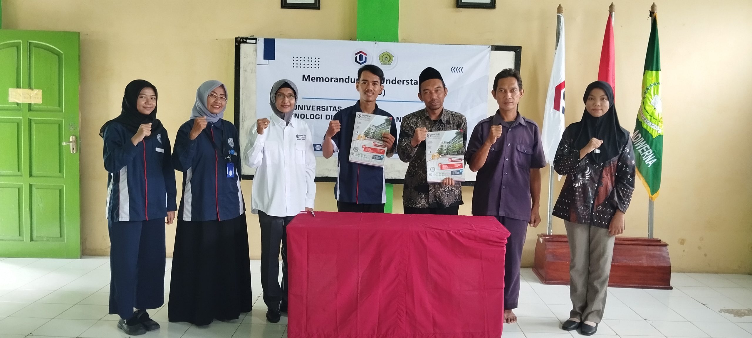 Penandatanganan MoU SMK NU 1 Adiwerna dengan Universitas Teknologi Digital PSDKU Tegal Penandatanganan MoU SMK NU 1 Adiwerna dengan Universitas Teknologi Digital PSDKU Tegal
