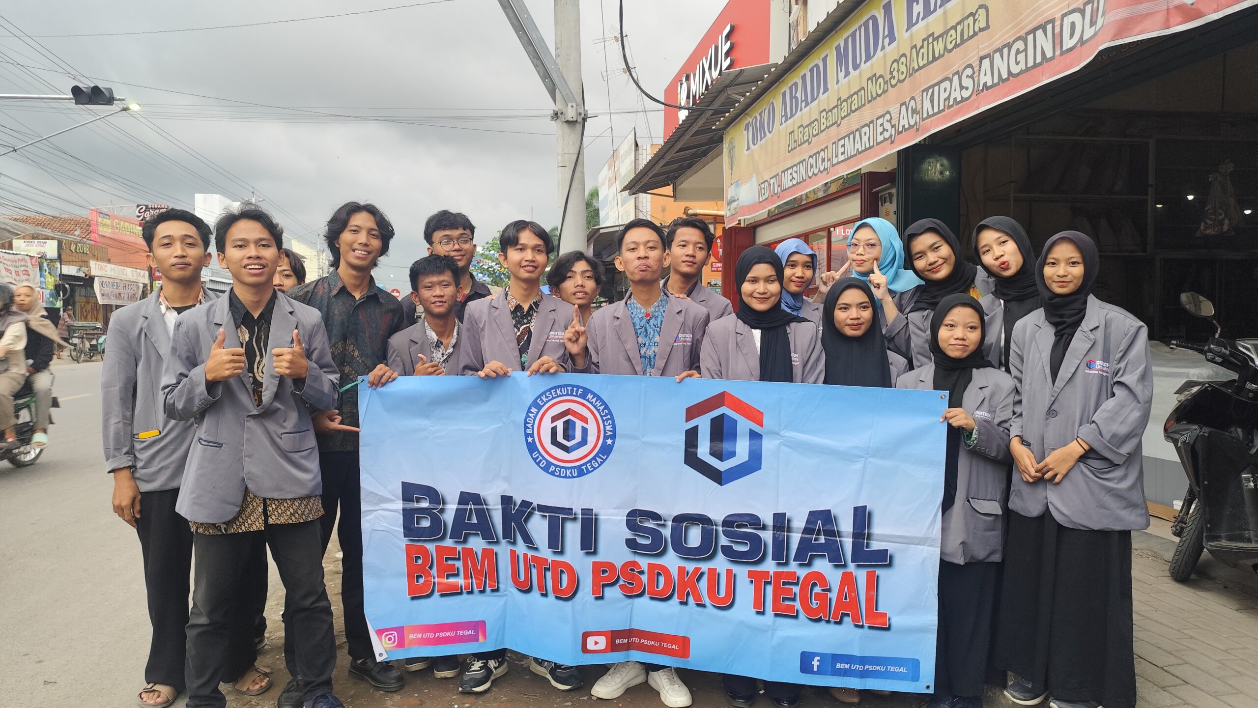 Ramadan Ceria, Mahasiswa UTD PSDKU Jakarta Bagi-Bagi Takjil Ke Pengguna Jalan Ramadan Ceria, Mahasiswa UTD PSDKU Jakarta Bagi-Bagi Takjil Ke Pengguna Jalan