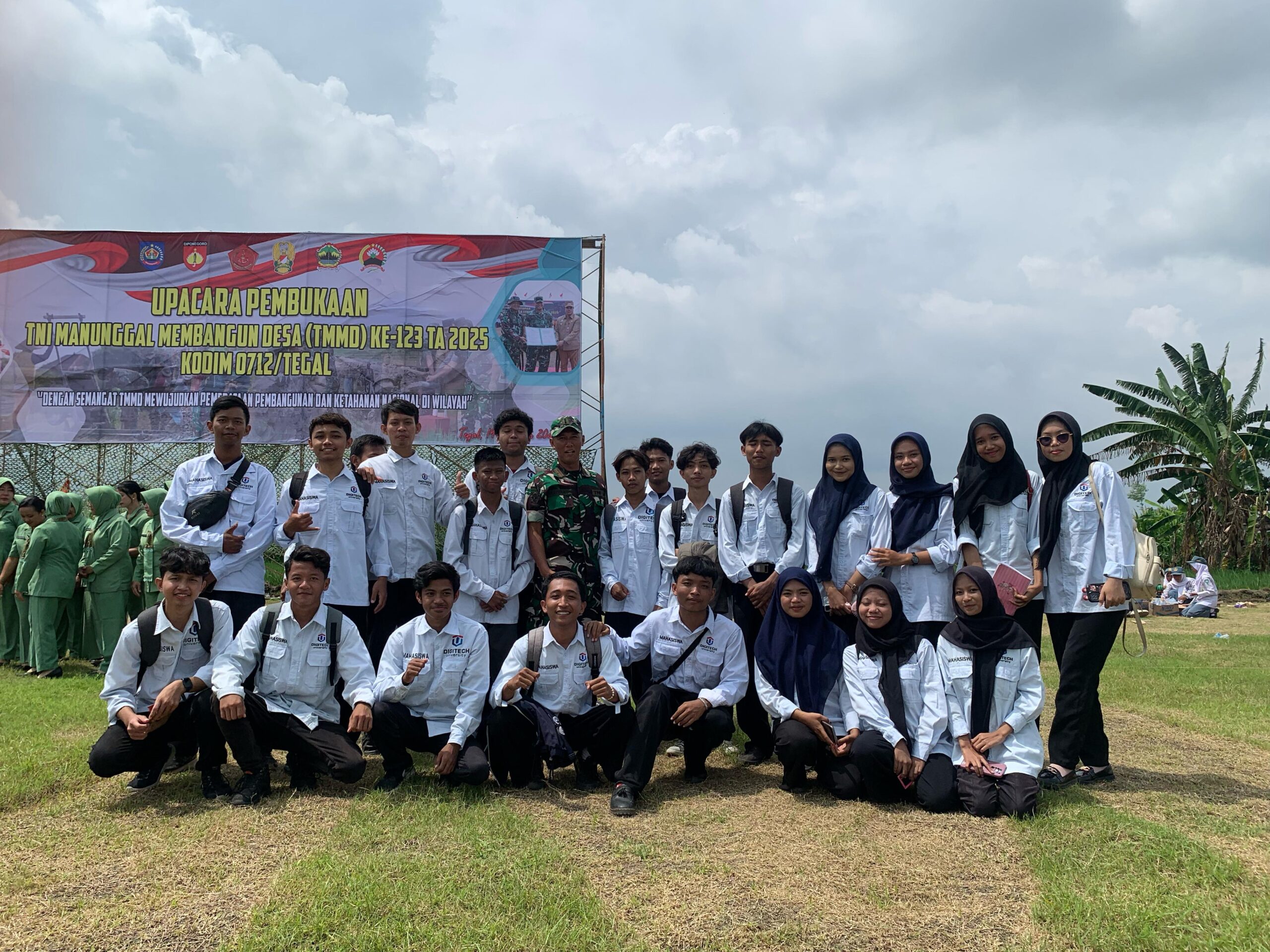 Mahasiswa Universitas Teknologi Digital PSDKU Tegal Berpartisipasi pada Kegiatan Upacara TMMD (TNI Manunggal Membangun Desa) yang Diadakan di Kabupaten Tegal Mahasiswa Universitas Teknologi Digital PSDKU Tegal Berpartisipasi pada Kegiatan Upacara TMMD (TNI Manunggal Membangun Desa) yang Diadakan di Kabupaten Tegal