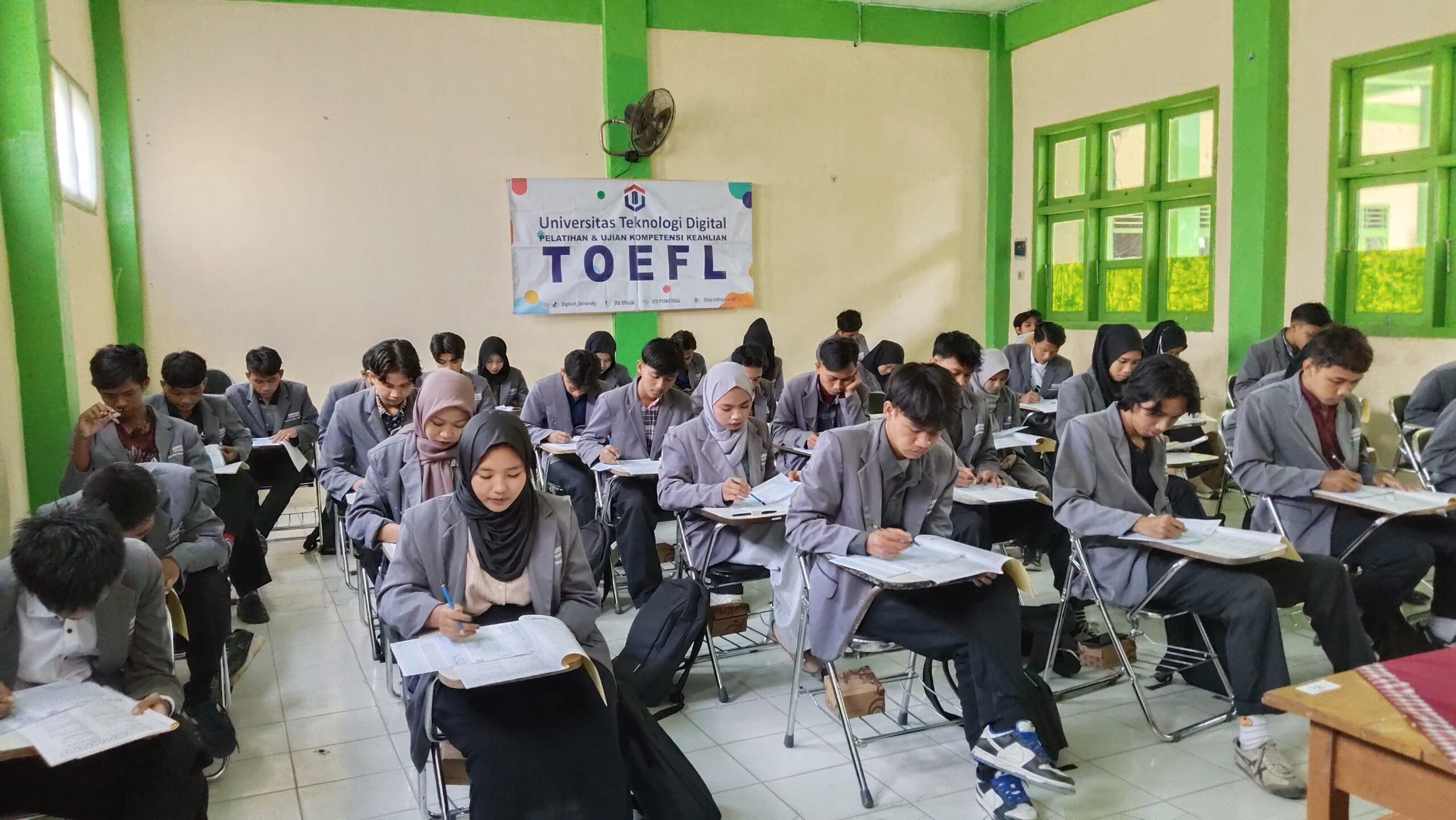 Mahasiswa Digitech University mengikuti tes TOEFL tahun 2025 Mahasiswa Digitech University mengikuti tes TOEFL tahun 2025
